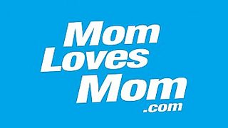 older women spreads pussy